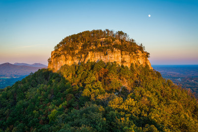 领航山的大尖峰，在日落从小尖峰俯瞰在领航山州立公园，北卡罗来纳州