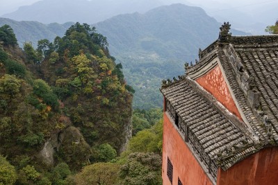 隐藏在群山中的红色修道院建筑