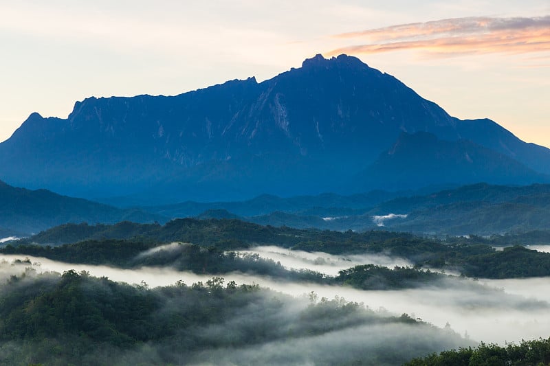 令人惊叹的美丽的自然景观，日出与自然，雾和山基纳巴卢山，沙巴州，婆罗洲