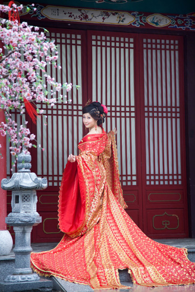 中国女孩穿着中国传统旗袍祝福