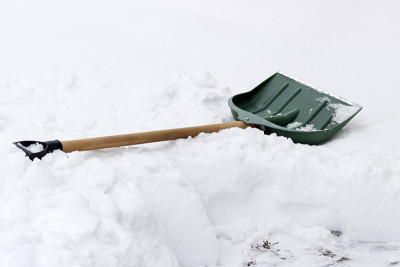雪铲在雪地里