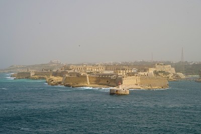Fort Saint Elmo，瓦莱塔，马耳他，从瓦莱塔海滨在一个雾天