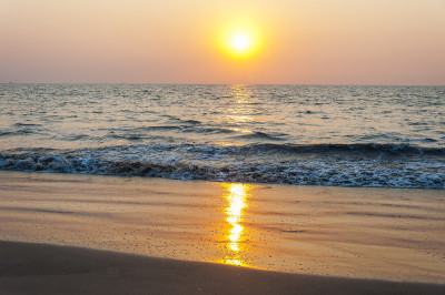 印度科钦阿拉伯海滩上的夕阳。