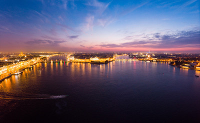 美丽的空中夜景在圣彼得堡，俄罗斯，维丝利夫斯基岛在日落，Rostral Columns，海军部，宫殿