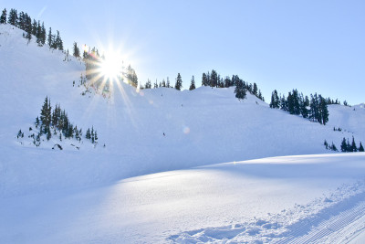 在华盛顿州的贝克山穿雪鞋