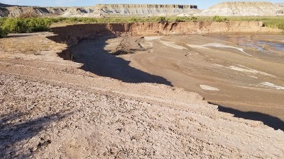 犹他州圣拉斐尔斯韦尔的泥溪公路被侵蚀