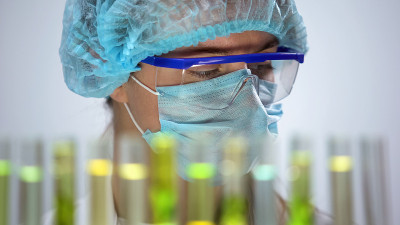 女性生物学家在面具实验室工作，从事科学职业，研究