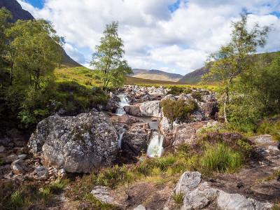 瀑布与Buachaille etive mor, Glen Coe，苏格兰，英国