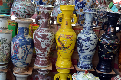中国北京潘家园古玩市场-北京装饰陶器，它最大和最著名的工艺品和古玩市场的中文名称是潘家园，有超过40