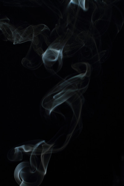 黑色背景上的白色烟雾纹理