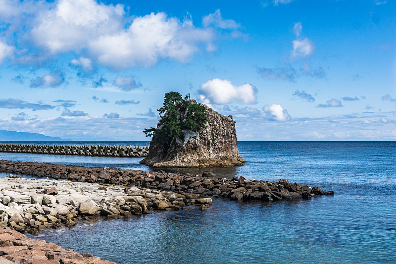 日本本州岛原屋湾吉顺海滨公园的海岸