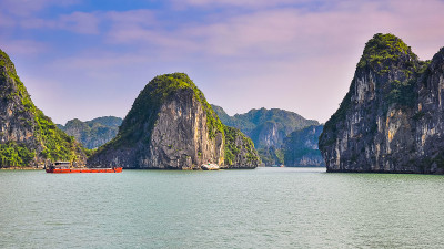 下龙湾石岛背景上的驳船