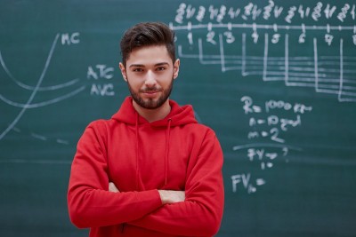 学生在黑板上做任务