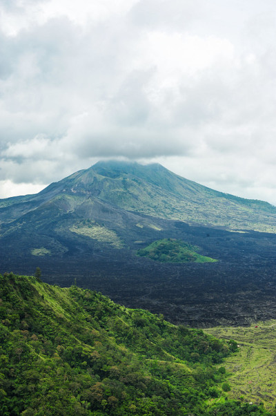 金塔马尼火山和巴图尔湖