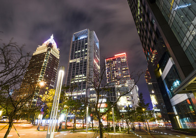 台北,台湾。信义区夜间街景、市景。