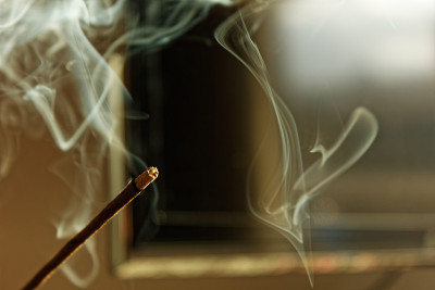 燃烧着的香熏着烟。芳香疗法