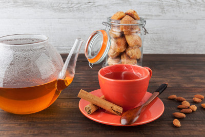 红茶杯里的热茶和饼干