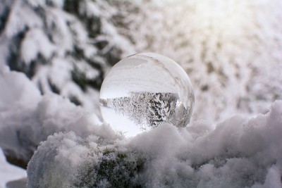 被雪覆盖的景观被反射成一个球体