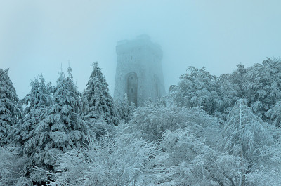 ·西普卡饰演- 1877。冬天画，雾大，雪深，树上覆盖着雪，又冷又霜。希普卡纪念馆在松树之间的薄雾中