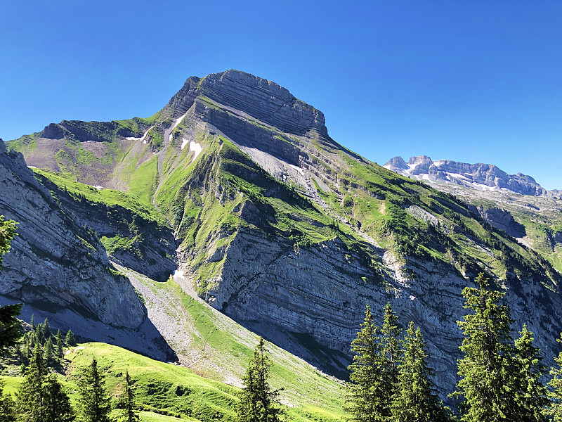 瑞士施维茨州内塔尔的津德伦斯皮茨山(Zindlenspitz Mountain)，位于瓦格达尔河谷(