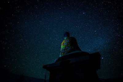 喜马拉雅山-斯皮提山谷的夜间佛像