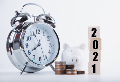 2021年新年存钱罐与木字2021。省钱的概念