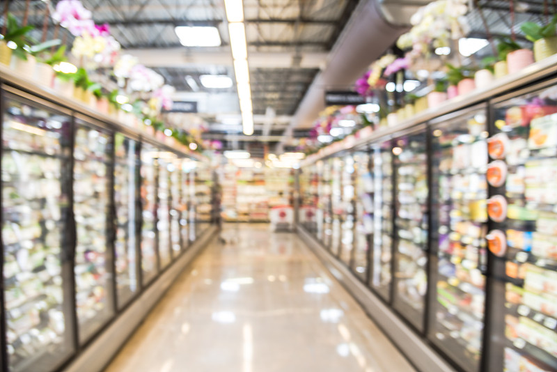 模糊的背景冷冻和加工食品选择在美国杂货店