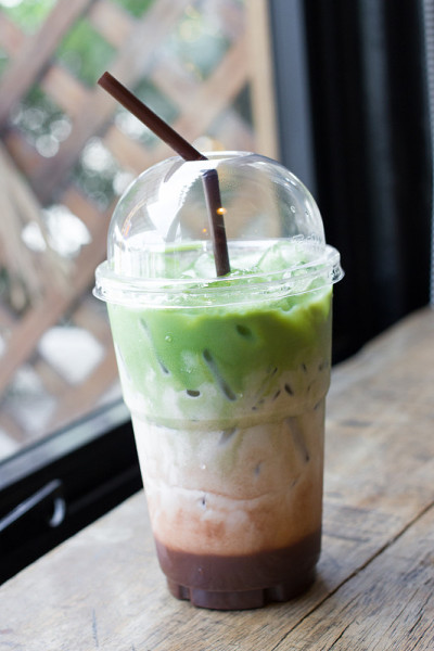 牛奶绿茶冰沙塑料杯