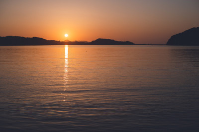 佐贺县白津市洋步子海面上的夕阳和日落。