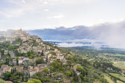 Gordes，法国普罗旺斯的一个典型小镇。美丽的村庄，有屋顶和景观
