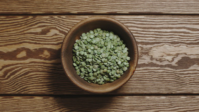 俯视图:木盘里的干豌豆
