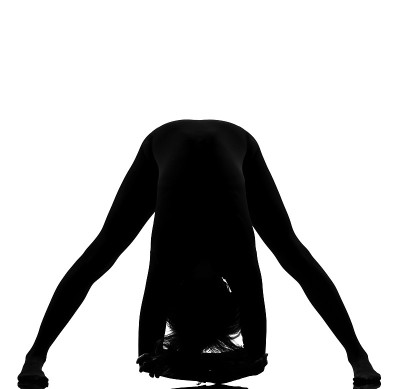 女性瑜伽Prasarita Padottanasana姿势伸展