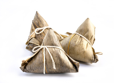 粽子，粽子——端午节著名食品的设计理念，拉近，剪断路径，剪断，孤立在白色的背景上