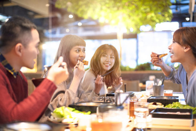 快乐亚洲青年团在餐厅用餐