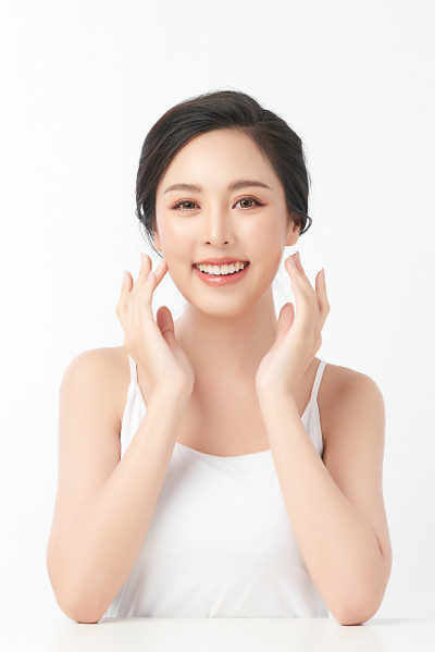 美丽年轻的亚洲女性与干净的新鲜皮肤在白色的背景，面部护理，面部治疗，美容和水疗中心，亚洲女性肖像。