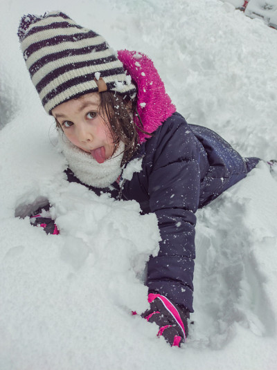 小女孩在雪地里做鬼脸