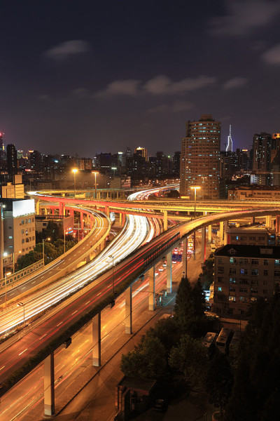 夜间城市高速公路立交桥