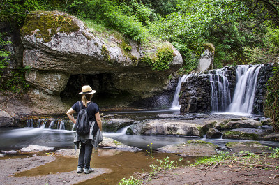 基亚瀑布，护城河城堡