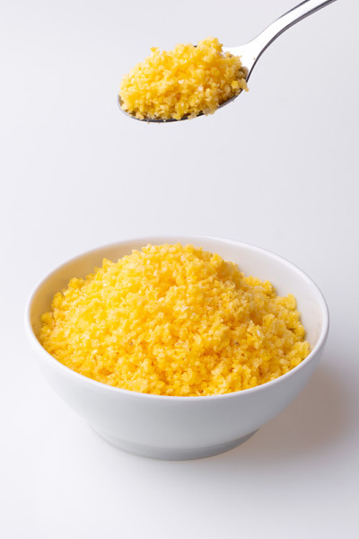 巴西东北蒸粗麦粉(Cuscuz Nordestino)。白色背景上的玉米蒸粗麦粉