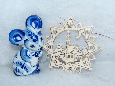 在东方历法上，圣诞之星和新年白鼠的象征。俄罗斯风格的老鼠格热尔。模糊背景，选择性聚焦。