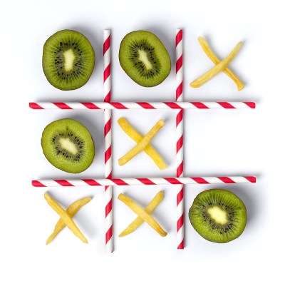 用猕猴桃，薯条和吸管做成的平躺的tac - toe