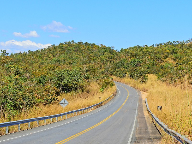 MT 351公路鸟瞰图，方式Chapada dos Guimarães，马托格罗索，巴西。伟大的景观