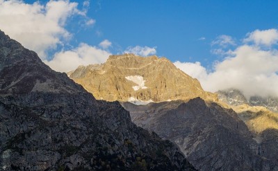 白雪覆盖的高山、高山草甸和当地的山区居民点
