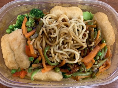 蔬菜捞面配蜜炸鸡柳
