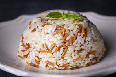 土耳其传统美食;土耳其式肉饭(土耳其名字;Arpa sehriyeli pirinc pilavi)
