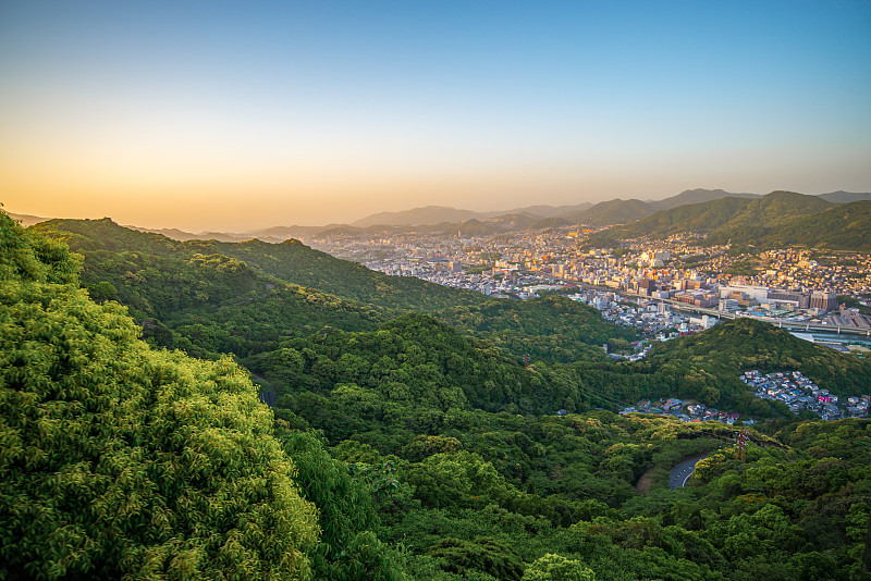 从长崎缆车到稻浅山观景台(日本长崎)上拍摄的长崎夜景。