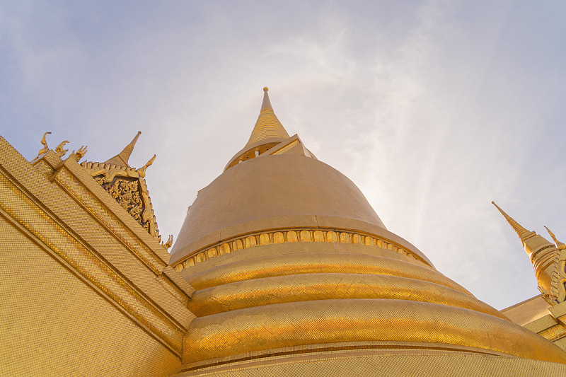 泰国曼谷翡翠佛寺的金塔。佛寺和大皇宫在旧城，城市。佛教寺庙，泰国建筑。一个旅游景点