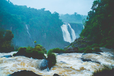 魔鬼喉瀑布景观在Iguazú