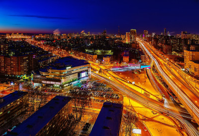从山顶俯瞰大城市的夜景