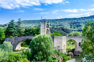 西班牙赫罗纳Besalú镇中世纪桥